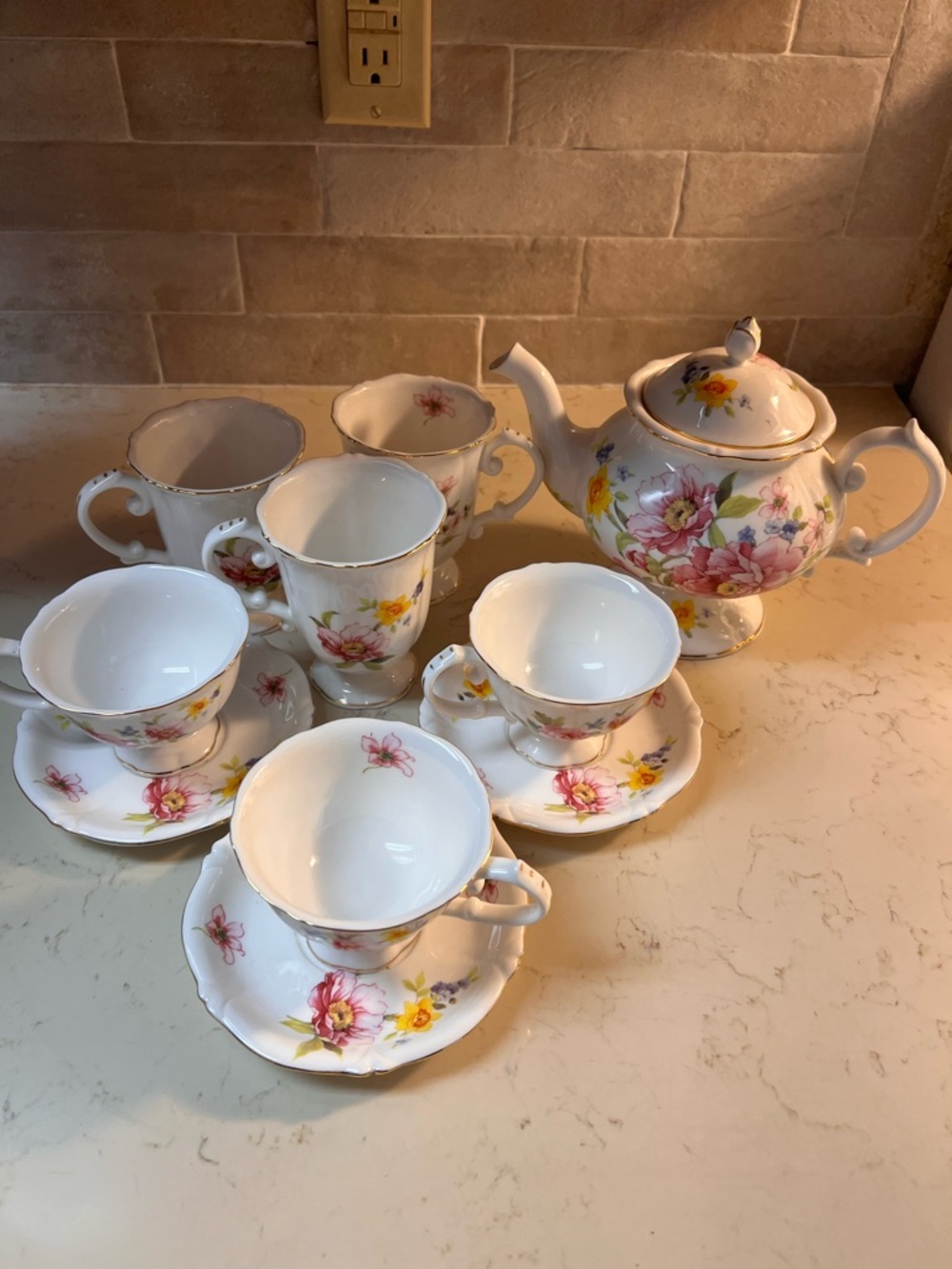 Burton & Burton teapot, cups & saucers